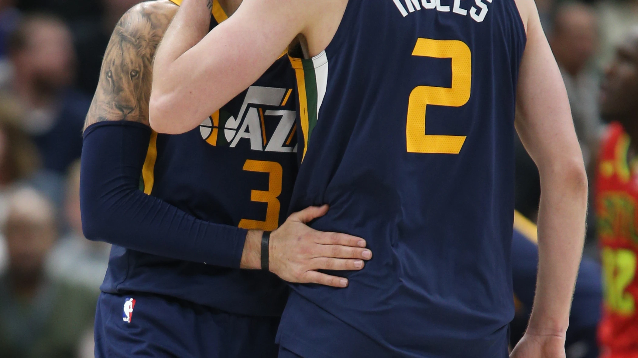 Ricky Rubio abraza a su compañero Joe Ingles