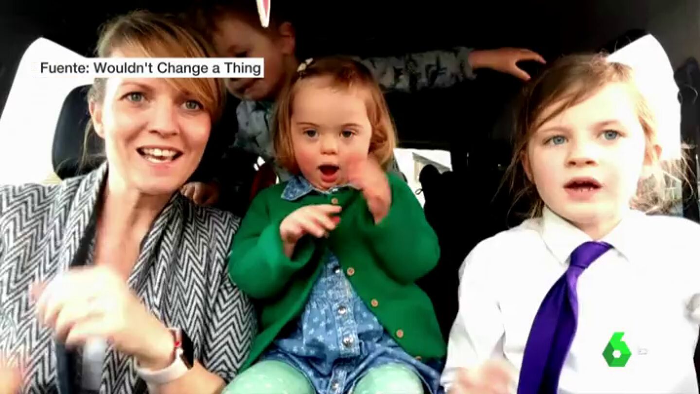 Madre cantando con su hija por el D&iacute;a Mundial del S&iacute;ndrome de Down 
