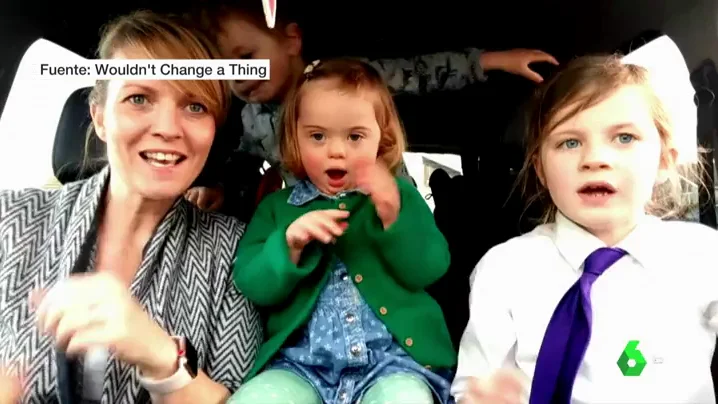 Madre cantando con su hija por el Día Mundial del Síndrome de Down 