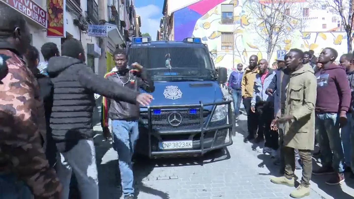 Heridos tres policías municipales en nuevos disturbios en Lavapiés entre inmigrantes y la policía Heridos tres policías municipales en nuevos disturbios en Lavapiés entre inmigrantes y la policía