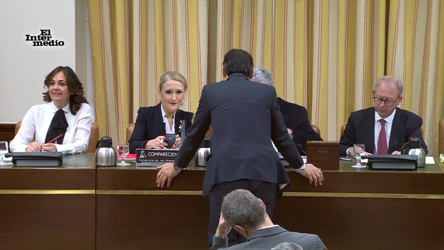 El flirteo de Cristina Cifuentes y Fernando Mart&iacute;nez-Ma&iacute;llo ante los diputados 