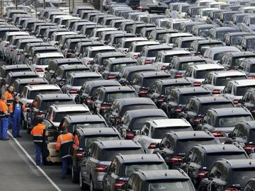 Los fabricantes de automóviles reafirman su compromiso con la seguridad vial pero demandan una mejora de las infraestructuras Los fabricantes de automóviles reafirman su compromiso con la seguridad vial pero demandan una mejora de las infraestructuras