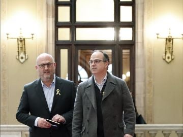El diputado de Junts per Catalunya, Jordi Turull, junto al portavoz del grupo parlamentario, Eduard Pujol, en las escaleras del Parlament El diputado de Junts per Catalunya, Jordi Turull, junto al portavoz del grupo parlamentario, Eduard Pujol, en las escaleras del Parlament