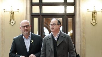 El diputado de Junts per Catalunya, Jordi Turull, junto al portavoz del grupo parlamentario, Eduard Pujol, en las escaleras del Parlament