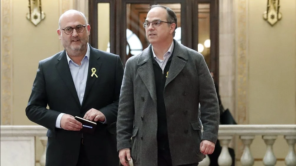 El diputado de Junts per Catalunya, Jordi Turull, junto al portavoz del grupo parlamentario, Eduard Pujol, en las escaleras del Parlament