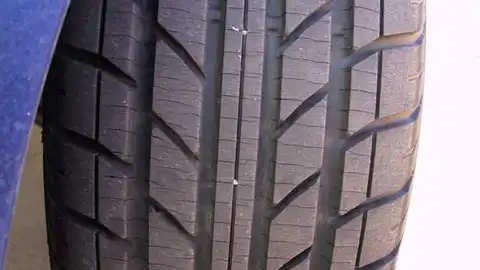 Siping En la imagen, un neumático 'retocados' mediante Siping.