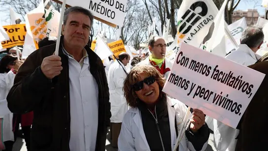 Dos médicos portan pancartas durante la manifestación convocada por el colectivo hoy a las puertas del Ministerio de Sanidad Dos médicos portan pancartas durante la manifestación convocada por el colectivo hoy a las puertas del Ministerio de Sanidad