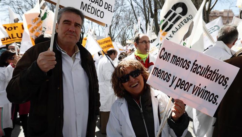  Dos médicos portan pancartas durante la manifestación convocada por el colectivo hoy a las puertas del Ministerio de Sanidad 