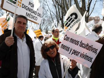 Dos médicos portan pancartas durante la manifestación convocada por el colectivo hoy a las puertas del Ministerio de Sanidad Dos médicos portan pancartas durante la manifestación convocada por el colectivo hoy a las puertas del Ministerio de Sanidad