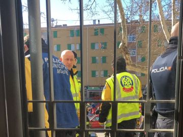 Un hombre amenaza con quemarse en una oficina de Hacienda en Madrid Un hombre amenaza con quemarse en una oficina de Hacienda en Madrid