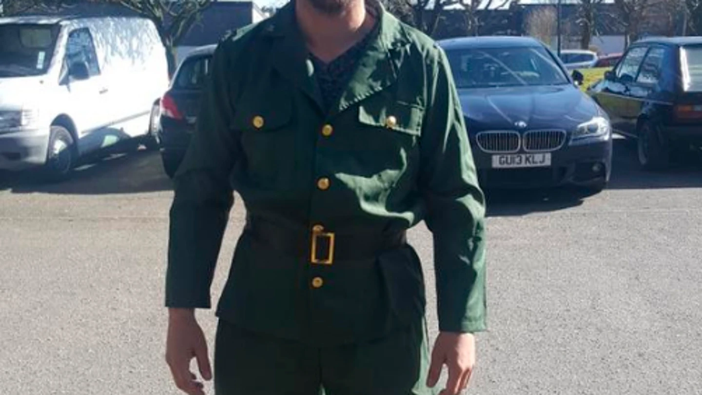 Imagen de uno de los individuos vestido de Guardia Civil en Waterloo Imagen de uno de los individuos vestido de Guardia Civil en Waterloo