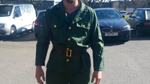 Imagen de uno de los individuos vestido de Guardia Civil en Waterloo Imagen de uno de los individuos vestido de Guardia Civil en Waterloo