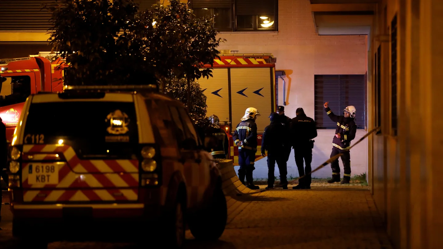 Miembros del cuerpo de bomberos en la vivienda donde se encontraron a los menores muertos Miembros del cuerpo de bomberos en la vivienda donde se encontraron a los menores muertos