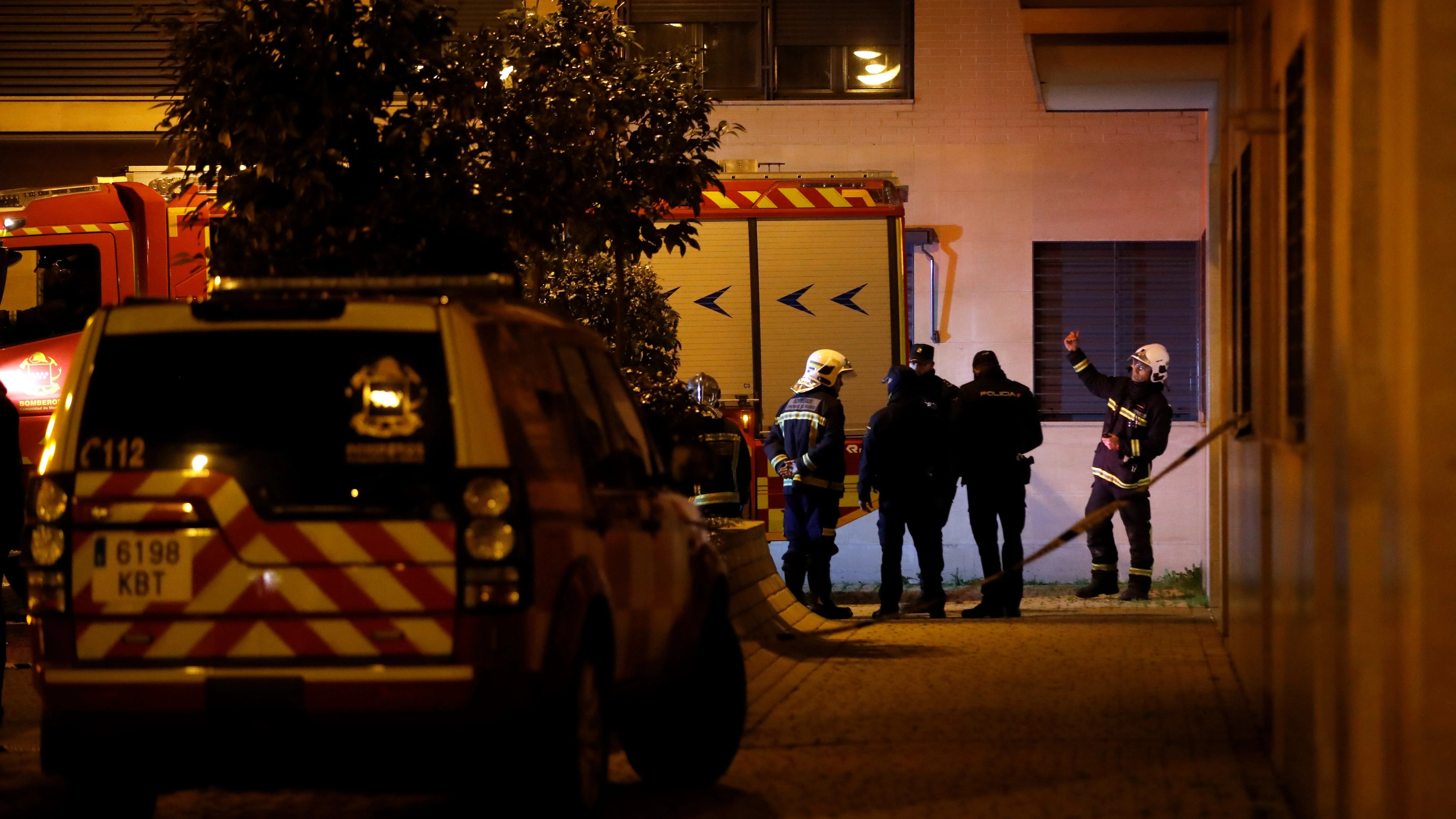 Miembros del cuerpo de bomberos en la vivienda donde se encontraron a los menores muertos