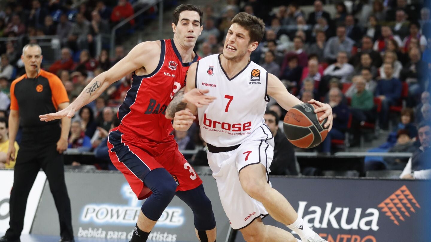 Aleksej Nikolic y el base argentino Luca Vildoza, en acci&oacute;n en el Buesa Arena