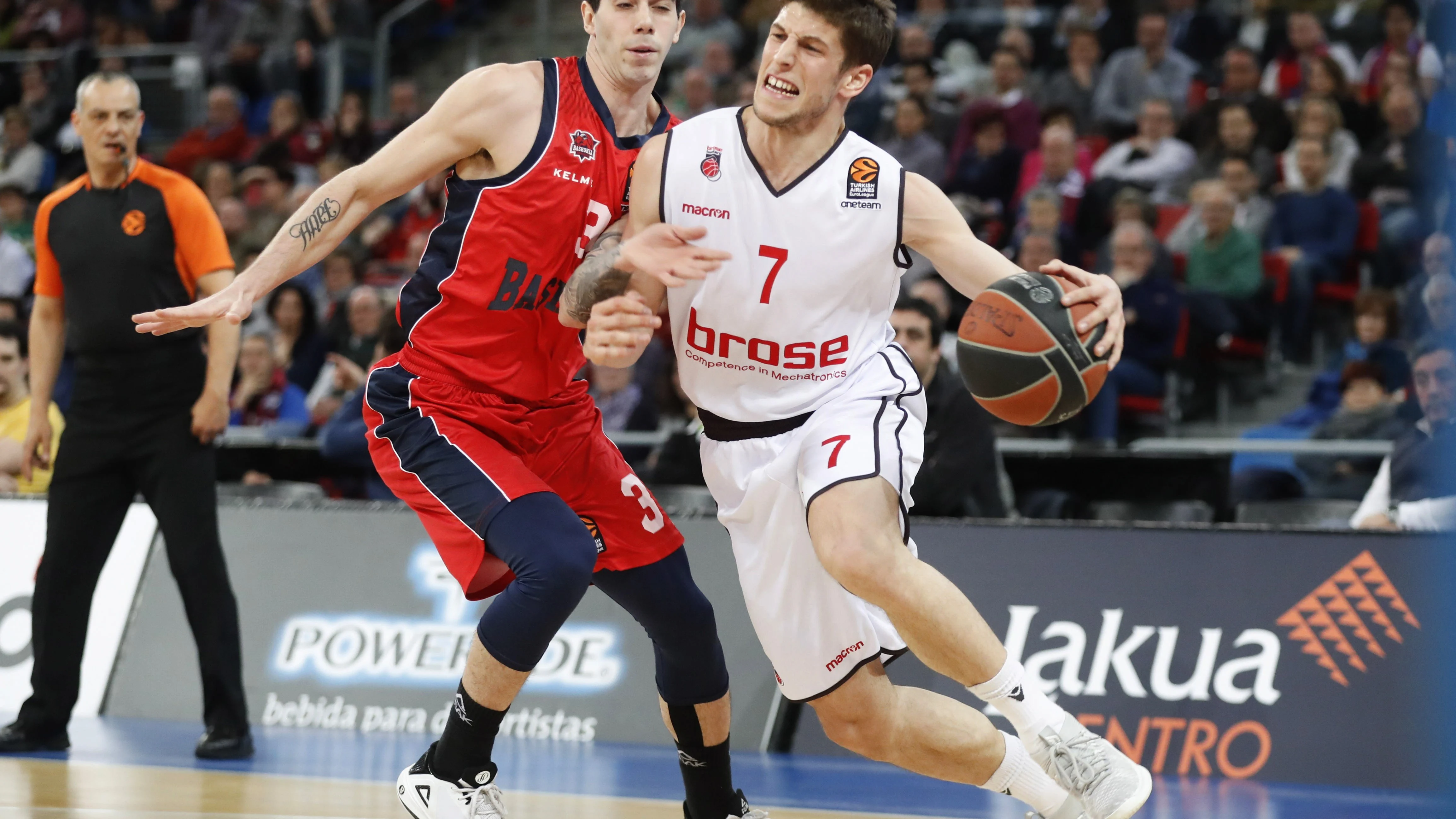 Aleksej Nikolic y el base argentino Luca Vildoza, en acción en el Buesa Arena