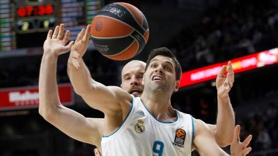 Felipe Reyes pelea por un revote ante el el pivot del Zalgiris Antanas Kavaliauskas