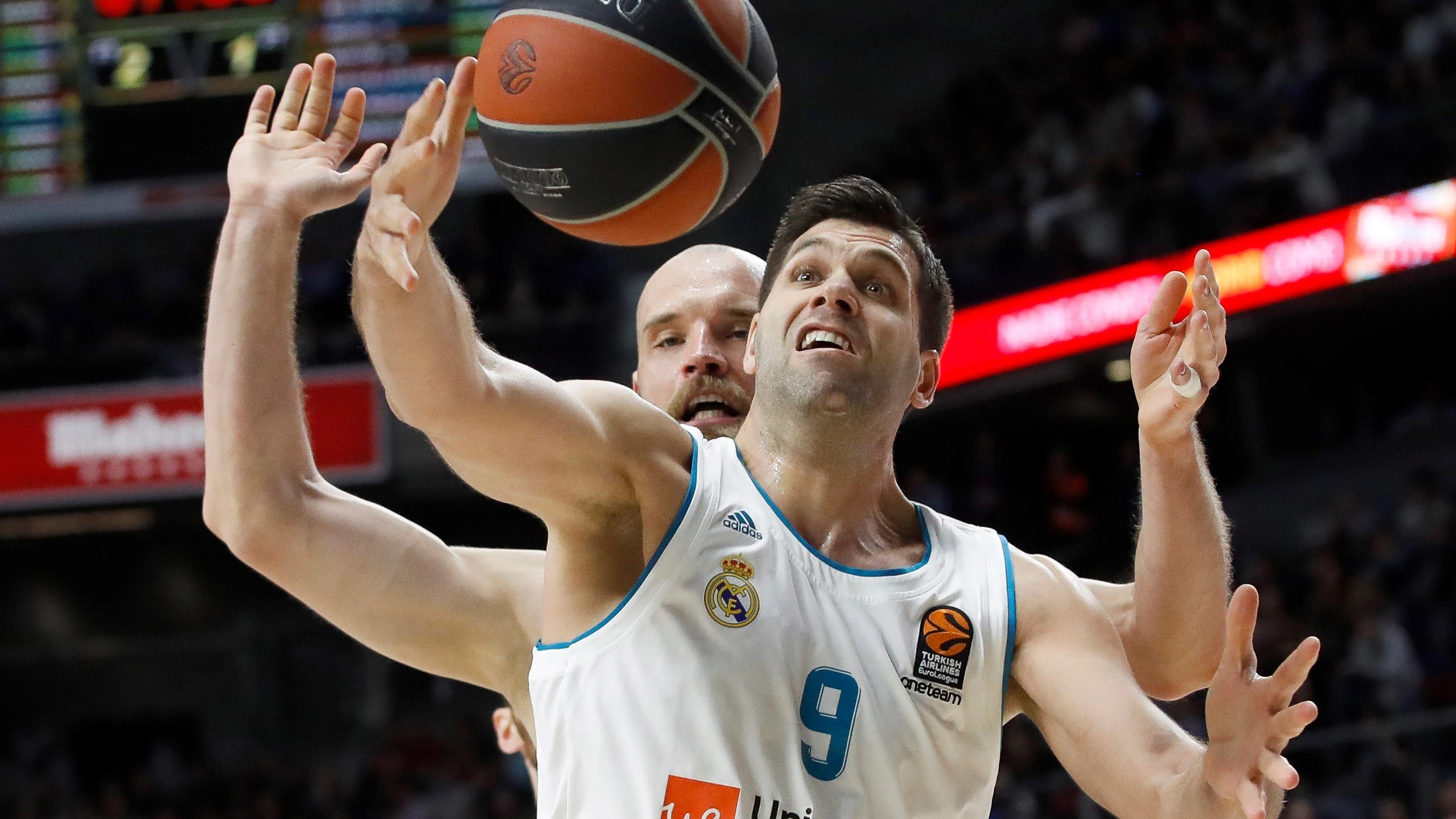 Felipe Reyes pelea por un revote ante el el pivot del Zalgiris Antanas Kavaliauskas