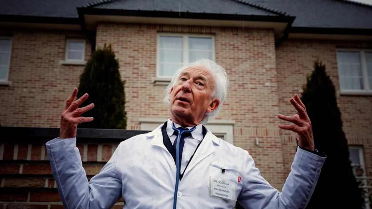 Albert Boadella, presidente de Tabarnia, en Waterloo, frente a la casa de Carles Puigdemont Albert Boadella, presidente de Tabarnia, en Waterloo, frente a la casa de Carles Puigdemont