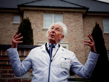 Albert Boadella, presidente de Tabarnia, en Waterloo, frente a la casa de Carles Puigdemont Albert Boadella, presidente de Tabarnia, en Waterloo, frente a la casa de Carles Puigdemont