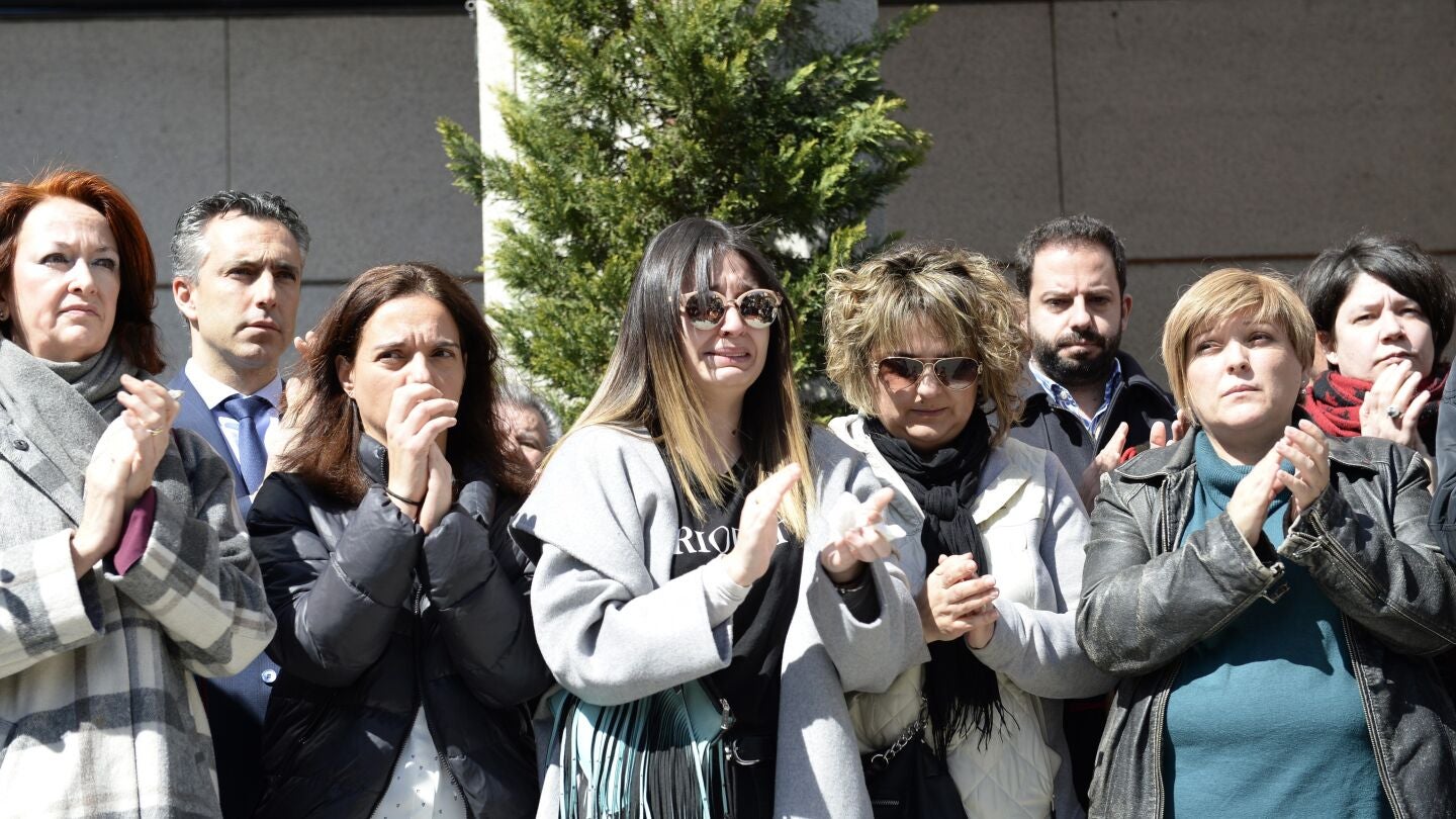  La alcaldesa del Ayuntamiento de Gatafe, Sara Hern&aacute;ndez, junto a familiares directos de la familia