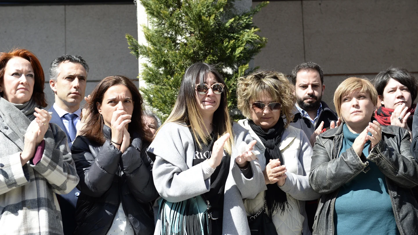 La alcaldesa del Ayuntamiento de Gatafe, Sara Hernández, junto a familiares directos de la familia La alcaldesa del Ayuntamiento de Gatafe, Sara Hernández, junto a familiares directos de la familia