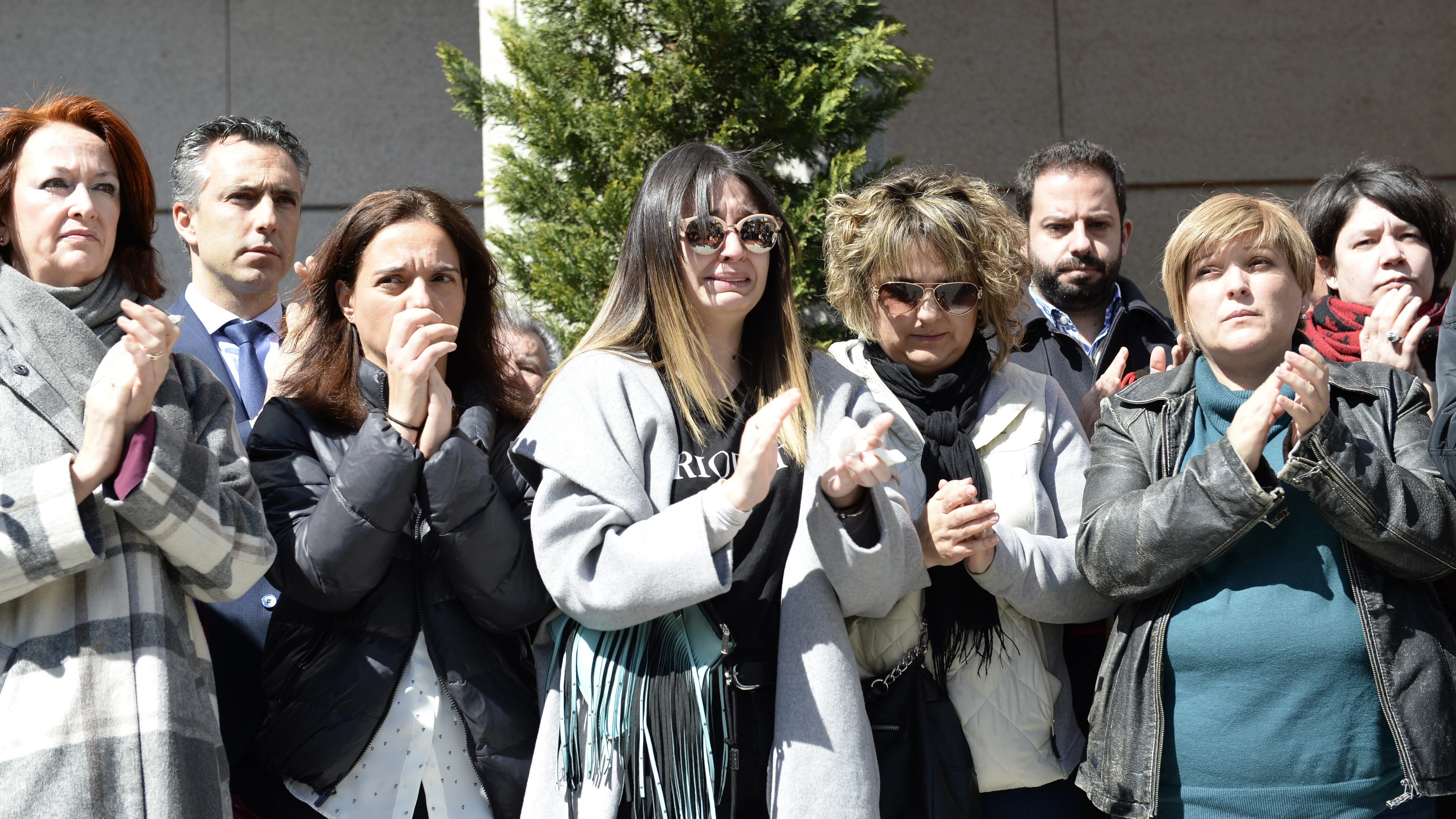  La alcaldesa del Ayuntamiento de Gatafe, Sara Hernández, junto a familiares directos de la familia