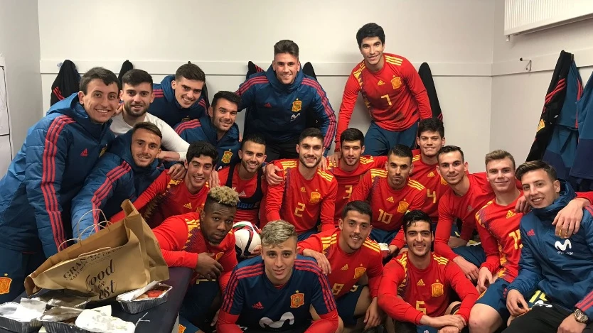 Los jugadores de la Sub-21 celebran la victoria ante Irlanda del Norte