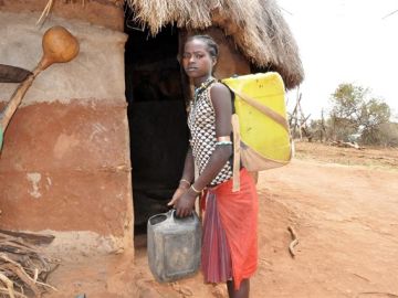 Dawele, que a sus 14 años camina ocho horas al día para ir a buscar agua Dawele, que a sus 14 años camina ocho horas al día para ir a buscar agua