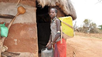 Dawele, que a sus 14 años camina ocho horas al día para ir a buscar agua