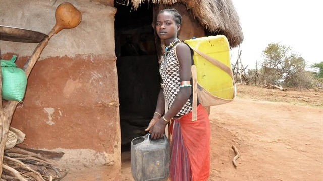 Dawele, que a sus 14 años camina ocho horas al día para ir a buscar agua