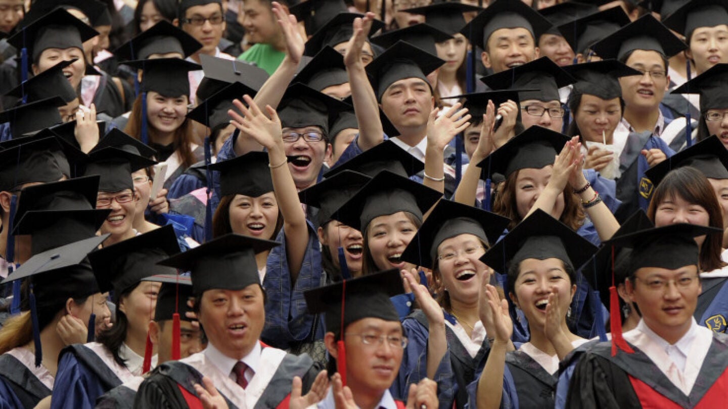 Un grupo de estudiantes durante su graduaci&oacute;n en China