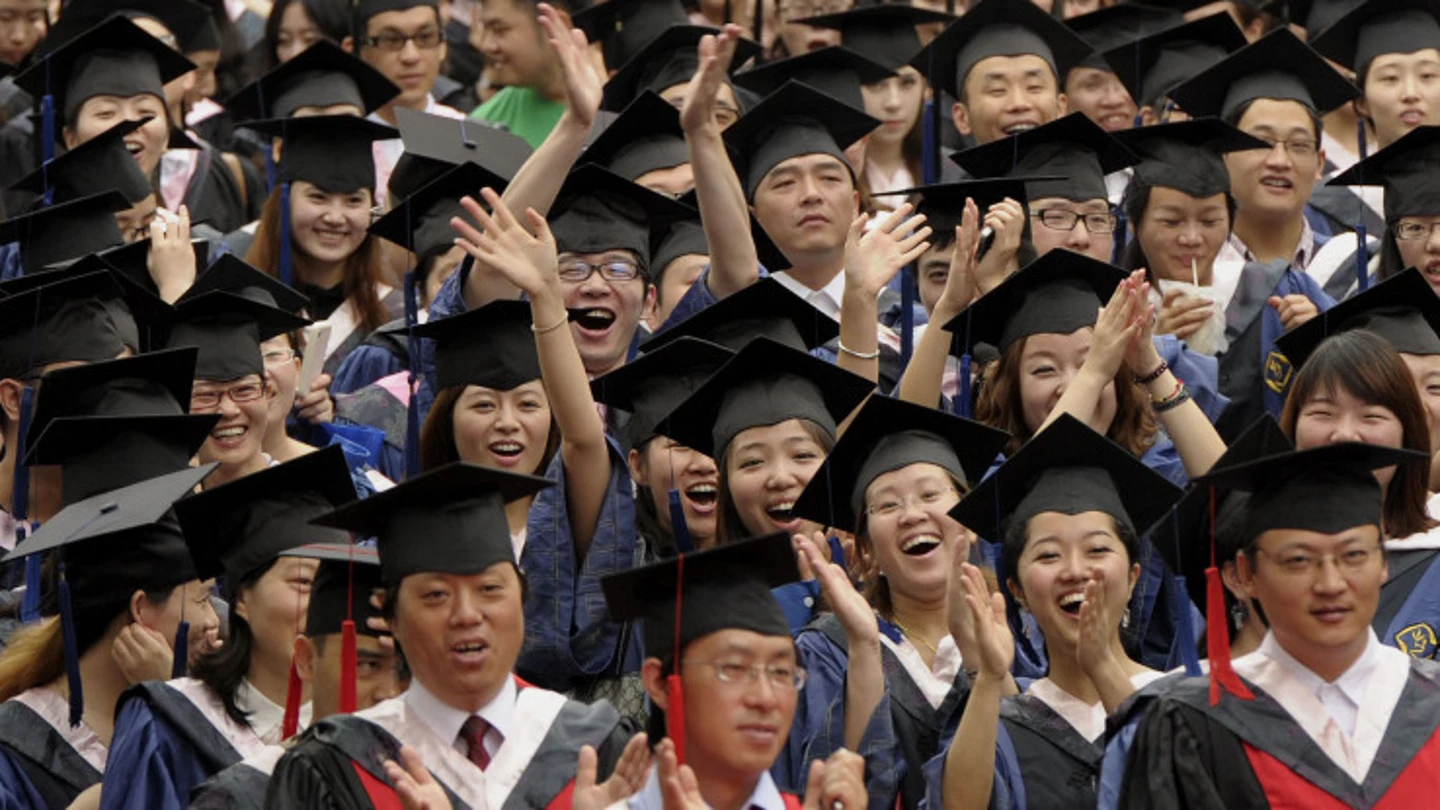 Un grupo de estudiantes durante su graduación en China Un grupo de estudiantes durante su graduación en China