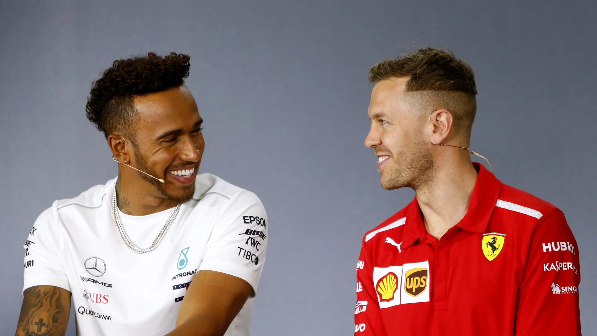 Hamilton y Vettel bromean durante la rueda de prensa