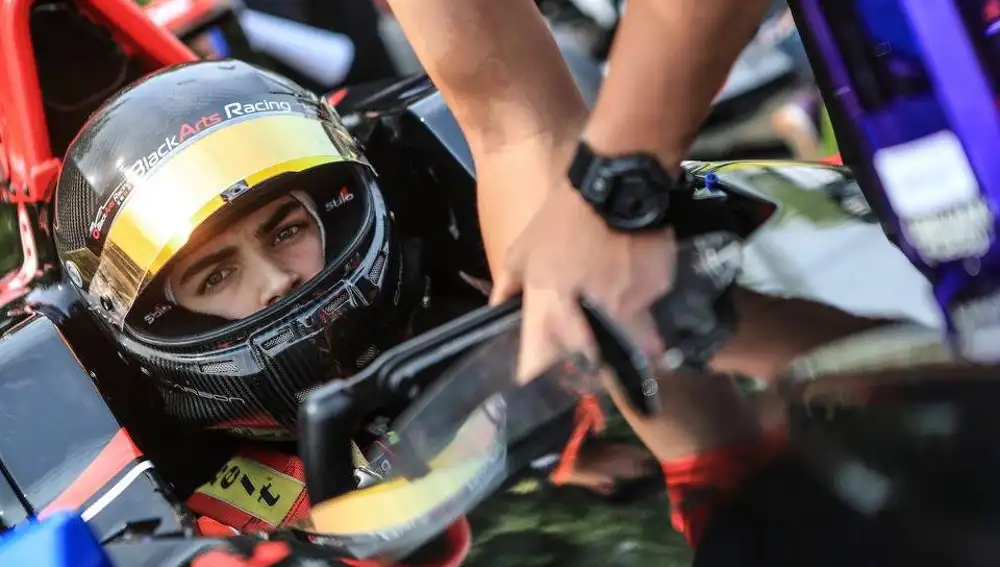 Antolín González debuta en la Asian Formula Renault Series con victoria