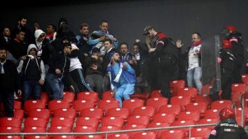 Aficionados del Olympique de Marsella, en la grada de San Mamés junto a agentes de la Ertzaintza