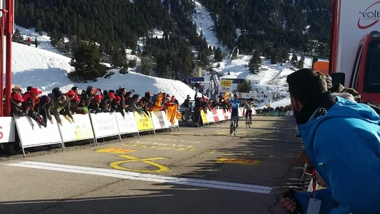 Alejandro Valverde alza los brazos en la meta de La Molina Alejandro Valverde alza los brazos en la meta de La Molina