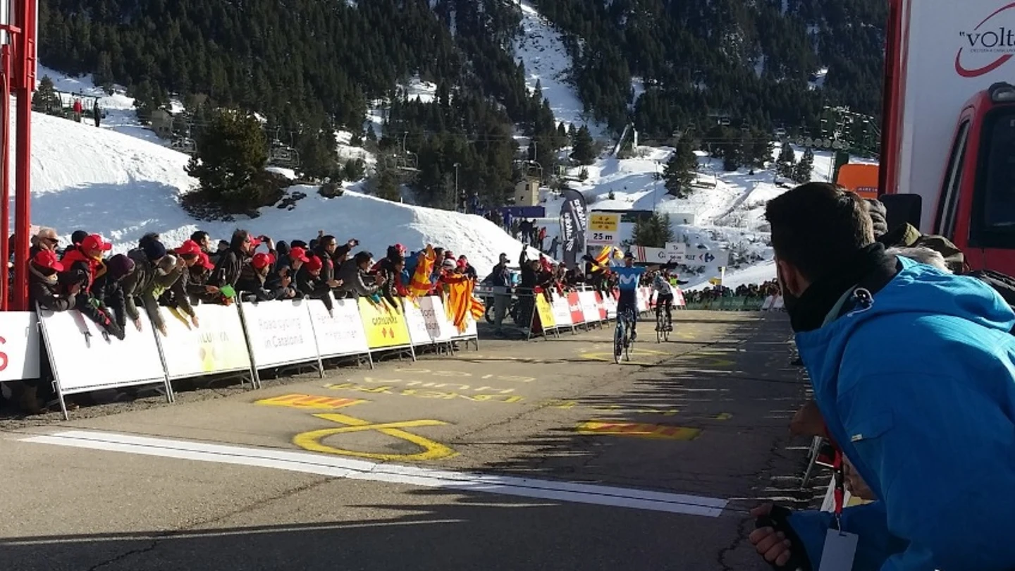 Alejandro Valverde alza los brazos en la meta de La Molina Alejandro Valverde alza los brazos en la meta de La Molina