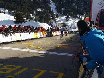Alejandro Valverde alza los brazos en la meta de La Molina Alejandro Valverde alza los brazos en la meta de La Molina