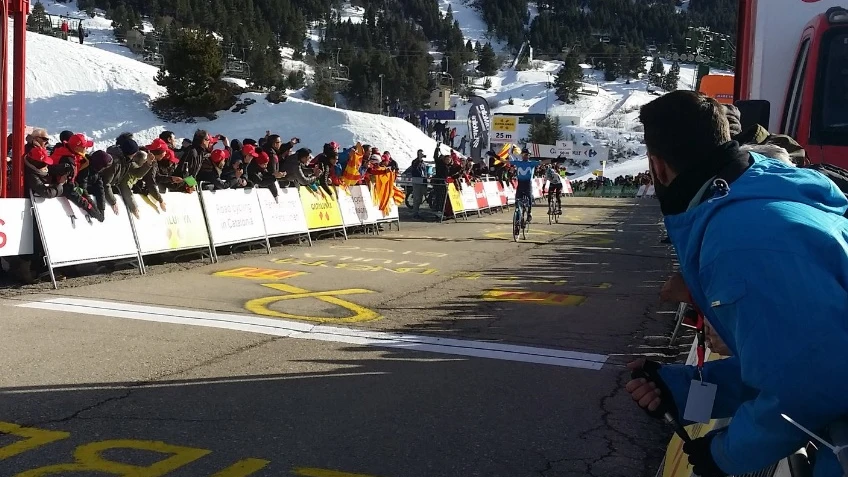 Alejandro Valverde alza los brazos en la meta de La Molina