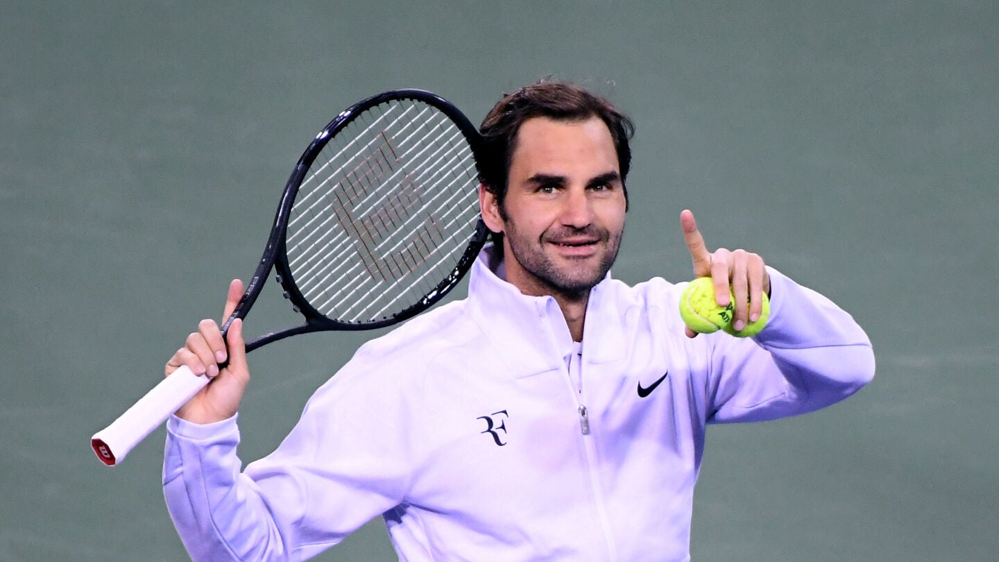 Roger Federer saluda a la grada