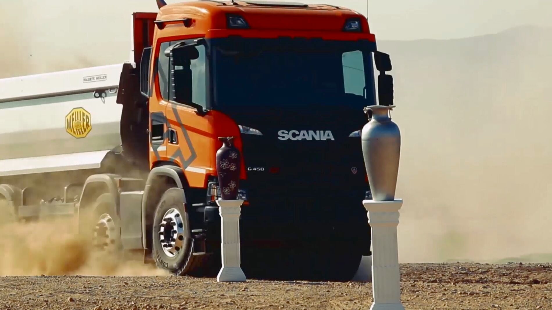 Los M&aacute;rquez cambian las motos por un cami&oacute;n Scania