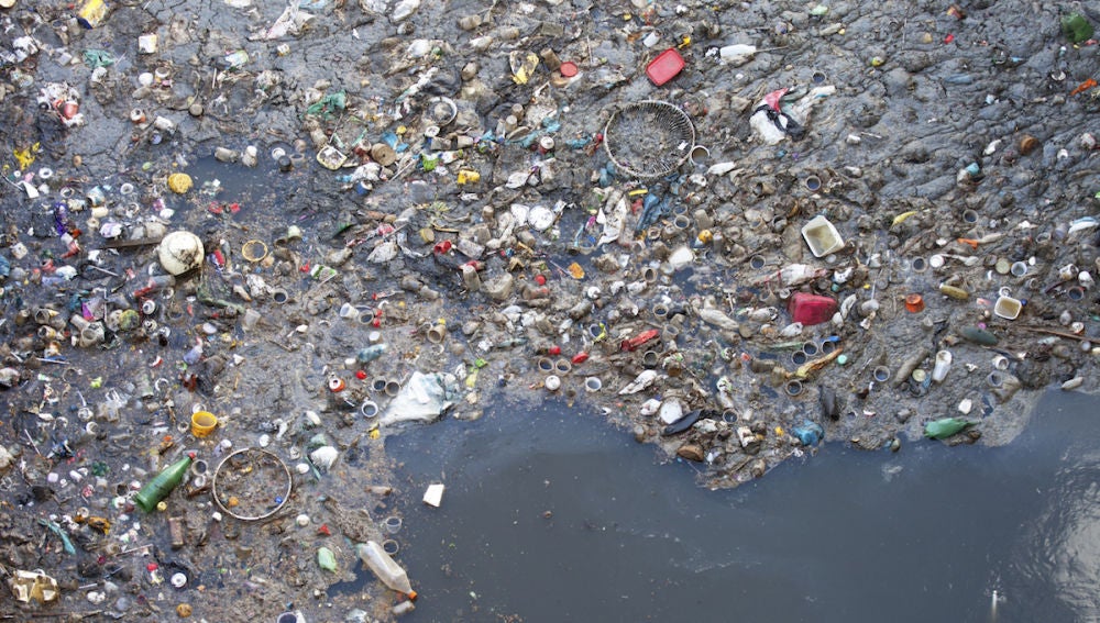 Imagen de archivo de una isla de plástico