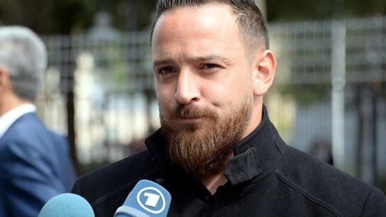 Deniz Naki atiende a los medios