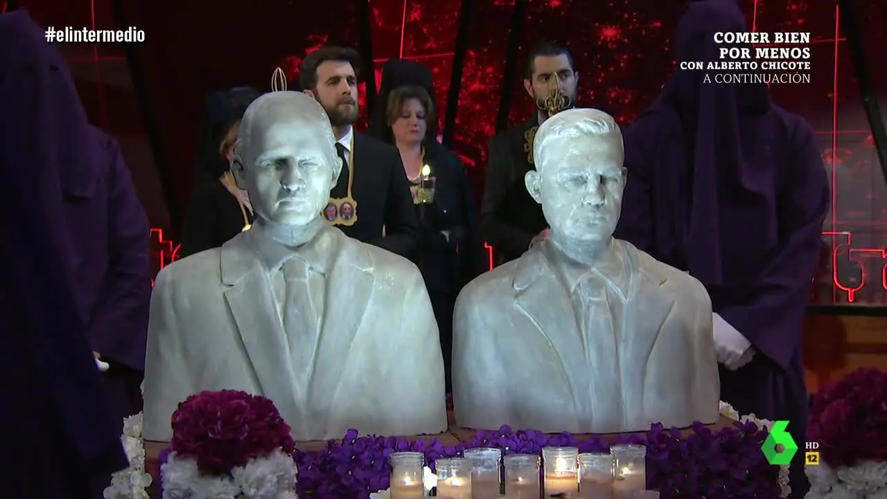 La Hermandad de los Negritos saca en procesión a Camps, Nuestro Padre del Santo Traje, y Costa, Nuestro Señor de la Divina Sonrisa