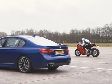 ¿Qué acelera más rápido, el BMW más potente del mercado o una Ducati con 214 CV? ¿Qué acelera más rápido, el BMW más potente del mercado o una Ducati con 214 CV?