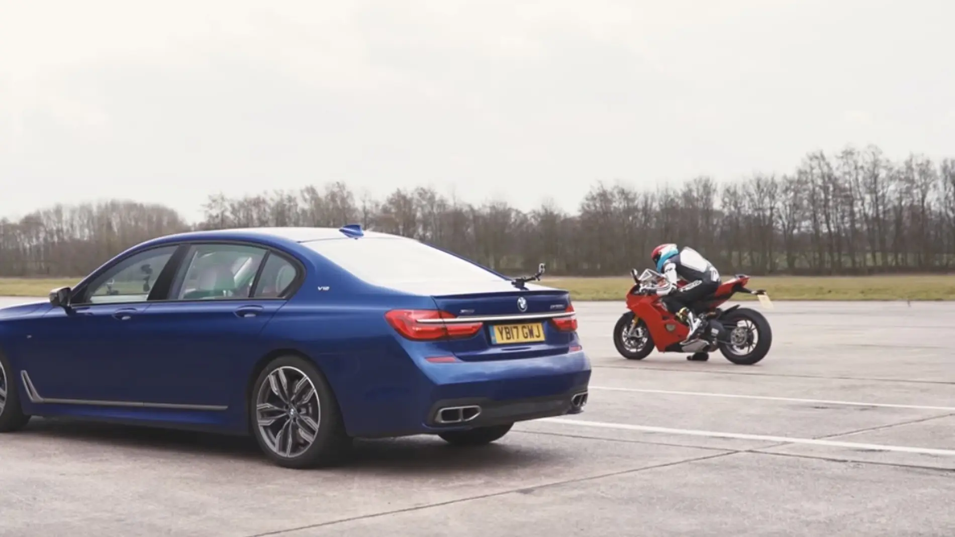 ¿Qué acelera más rápido, el BMW más potente del mercado o una Ducati con 214 CV?