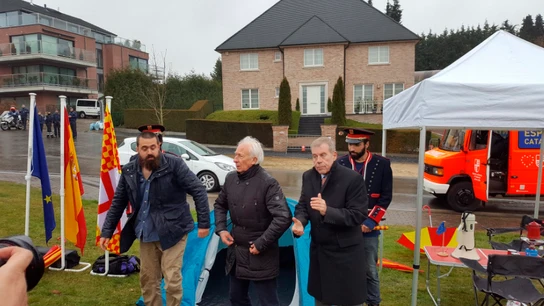 Tabarnia frente a la casa de Puigdemont en Waterloo Tabarnia frente a la casa de Puigdemont en Waterloo