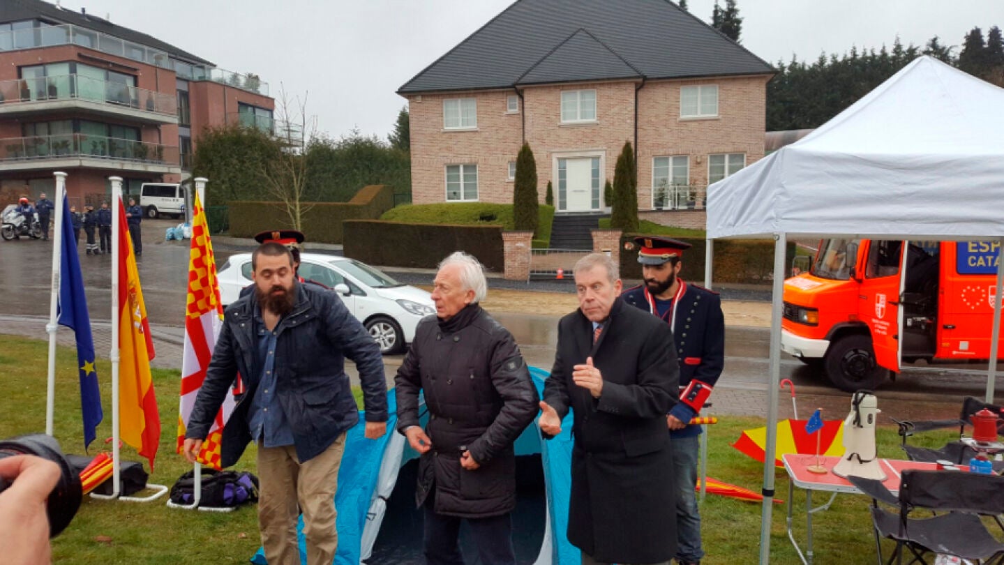 Tabarnia frente a la casa de Puigdemont en Waterloo