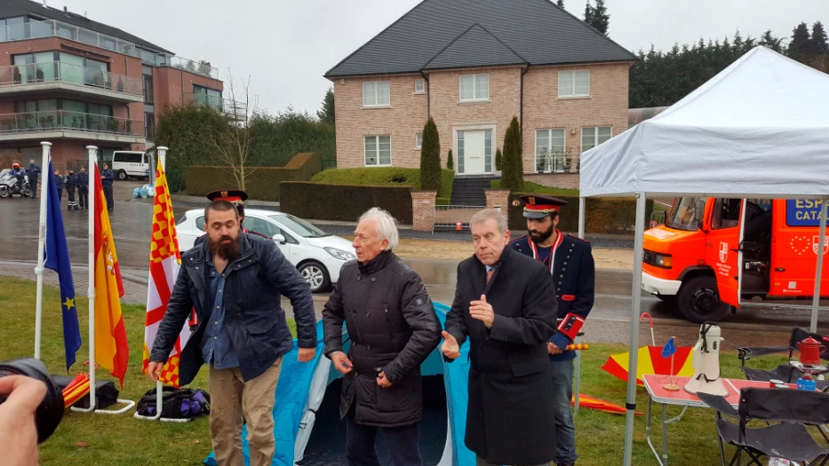 Tabarnia frente a la casa de Puigdemont en Waterloo